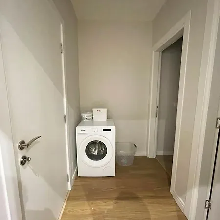 In Near Airport + Parking Apartamento